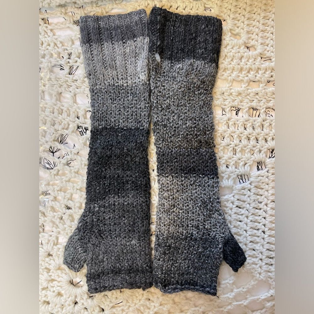 New in Package Garnett Hill wool blend,  fingerless gloves in Ombré Grey